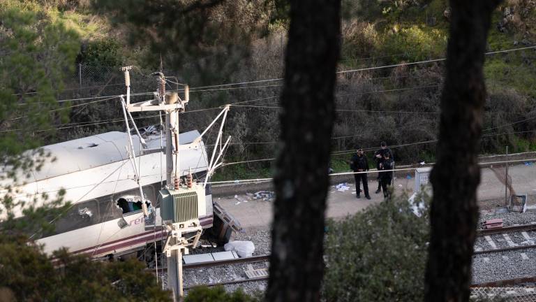 Un accidente 'difícil de explicar': España investiga las causas de choque de trenes que dejó al menos 40 muertos