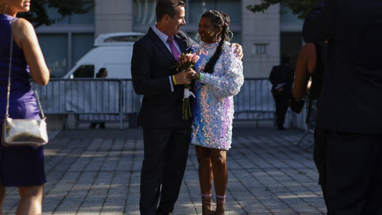 Una de las parejas que celebraron un matrimonio simbólico en el evento masivo realizado en el Lincoln Center de Nueva York.