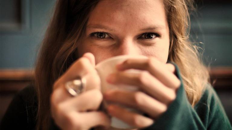 Los bebedores de café se mueven más, pero también duermen menos, según un estudio