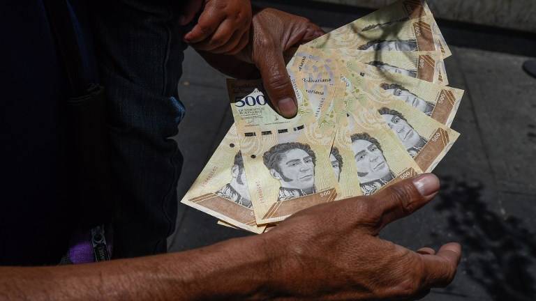 Una hora de cola por $ 2, la lucha por el escaso efectivo en Venezuela