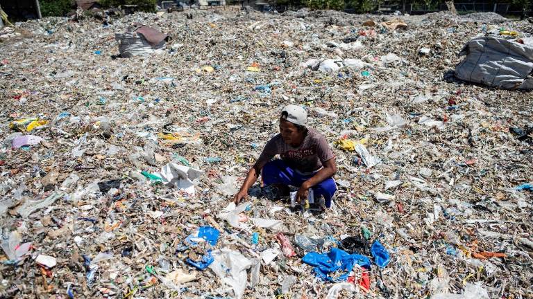 Las montañas de basura importadas, &quot;tesoro&quot; de un pueblo en Indonesia