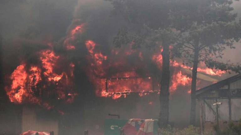 Los incendios en la región central de Valparaíso han afectado varias localidades, entre ellas la zona industrial de Viña del Mar.