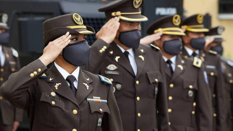 Imagen referencial. Un grupo de policías realiza formación como oficiales en Quito.