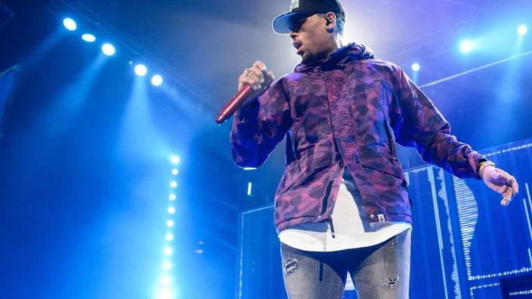 Chris Brown tiene permiso para abandonar Filipinas