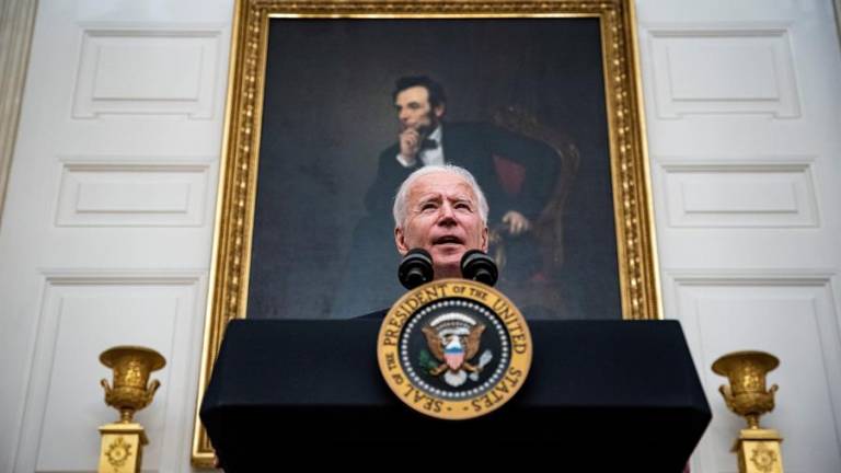 Biden despide al polémico médico de la Casa Blanca y hace un pedido especial sobre mascarillas