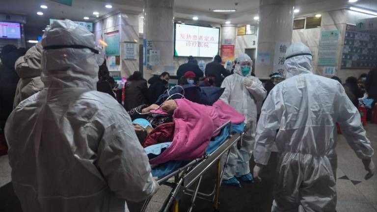 Muertos por coronavirus en China suben a 304 y a 14.380 los contagiados