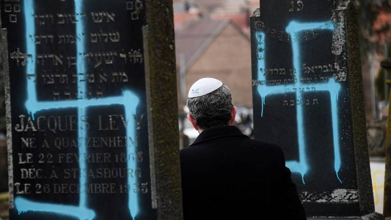 80 tumbas judías fueron profanadas en Francia