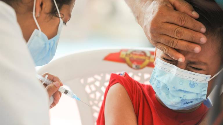 Suben casos de covid-19, pero bajan hospitalizaciones y mortalidad en Ecuador