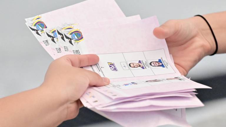 Funcionarios electorales cuentan los votos tras el cierre de un centro de votación durante la segunda vuelta de las elecciones presidenciales en Guayaquil, Ecuador, el 13 de abril de 2025.