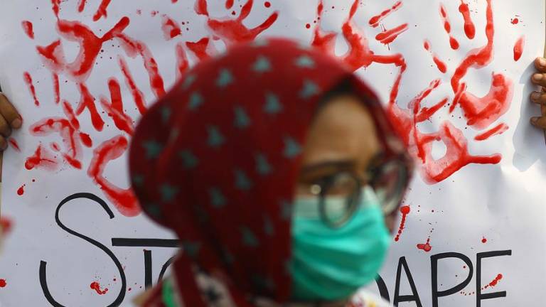 Conmoción por la brutal violación en grupo de una mujer frente a sus hijos; multitudinaria protesta en Pakistán