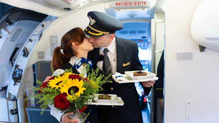 Piloto le propuso matrimonio a su novia azafata en medio de un vuelo