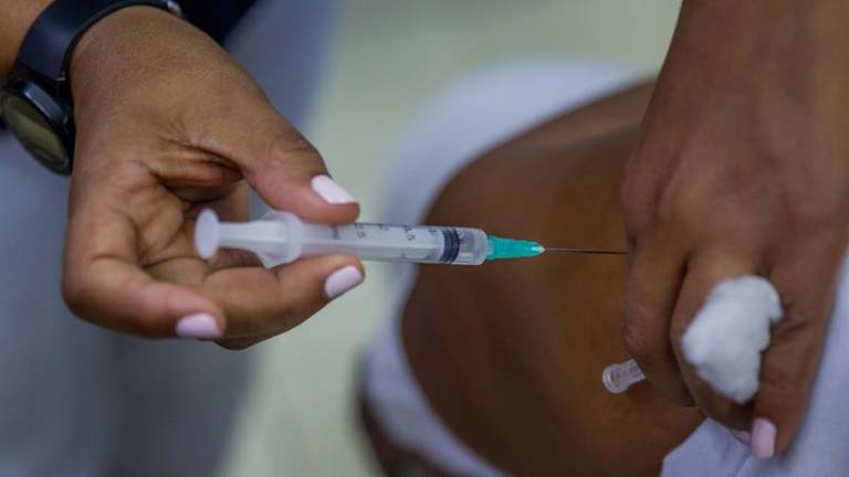 Personas con turno no acuden a la vacunación, según presidente Moreno