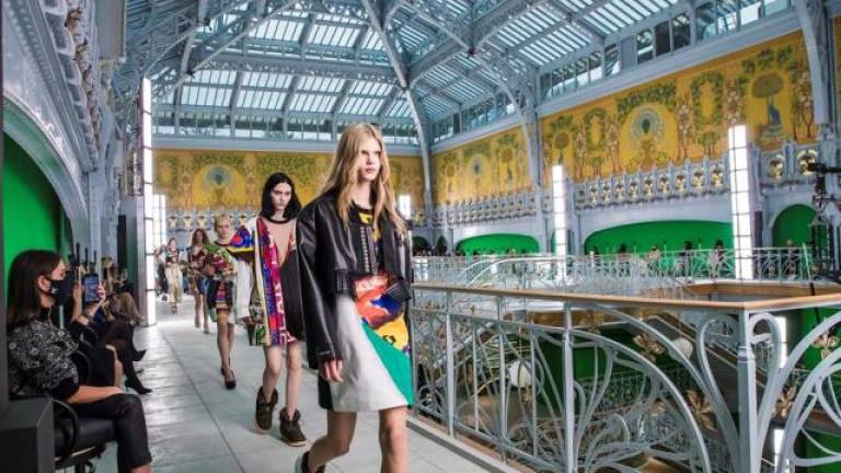 El futurismo ochentero de Vuitton cierra la semana de la moda de París
