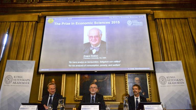 Angus Deaton es galardonado con el Nobel de Economía
