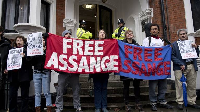 Assange, interrogado en la embajada de Ecuador en Londres