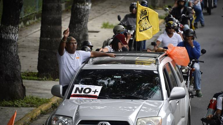 Opositores venezolanos bloquean vías en nuevo plantón