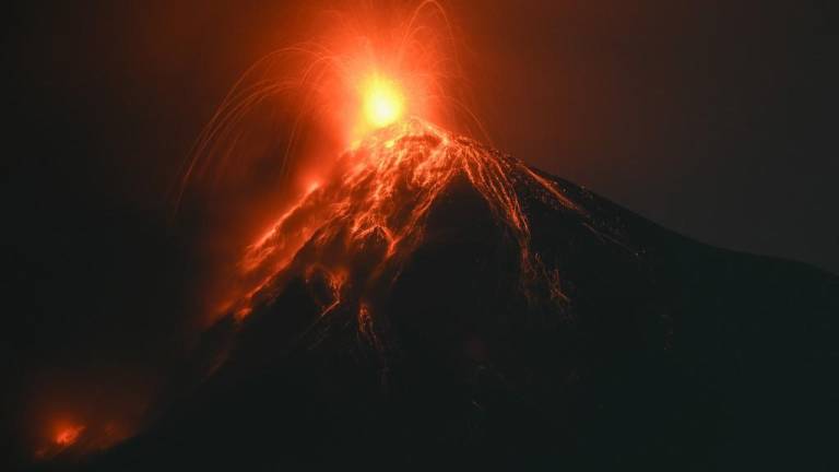 Volcán de Guatemala arroja lava: causa cierre de aeropuerto y de una carretera