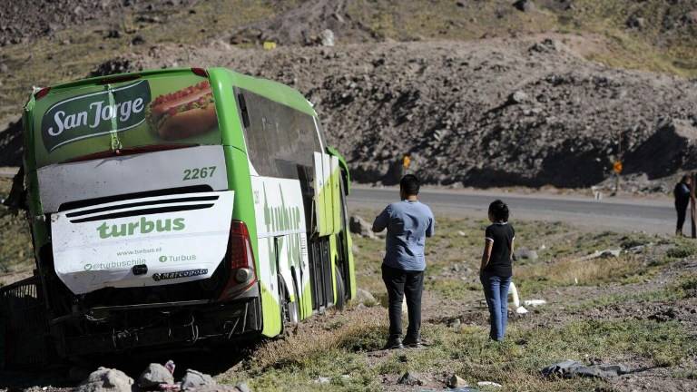 Al menos 19 muertos por vuelco de bus en Argentina