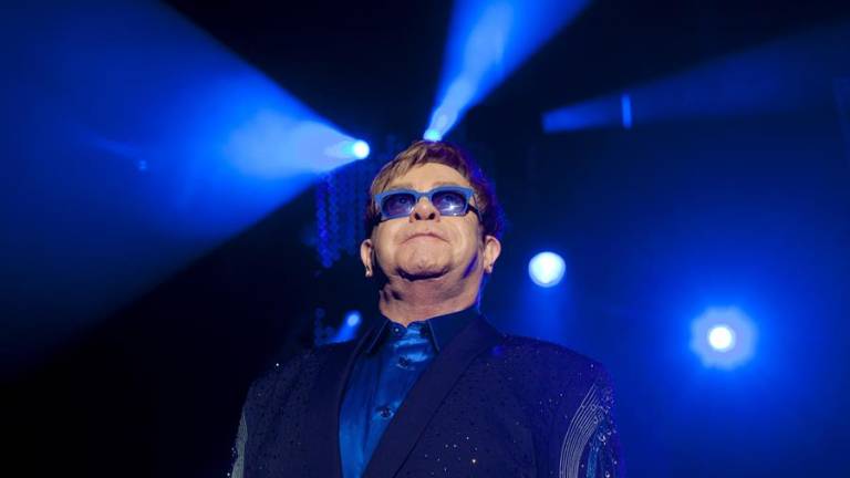 Elton John y Michael Caine llaman con humor a los británicos a vacunarse