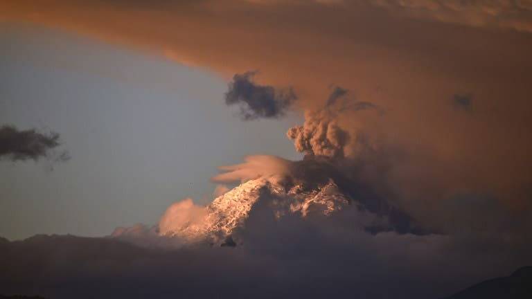 Recogen ceniza del Cotopaxi para realizar análisis