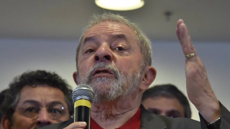 Acusadores quieren &quot;acabar&quot; con su vida política, dice Lula