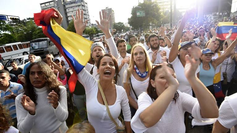 Opositores pagaron para causar violencia, dice Maduro
