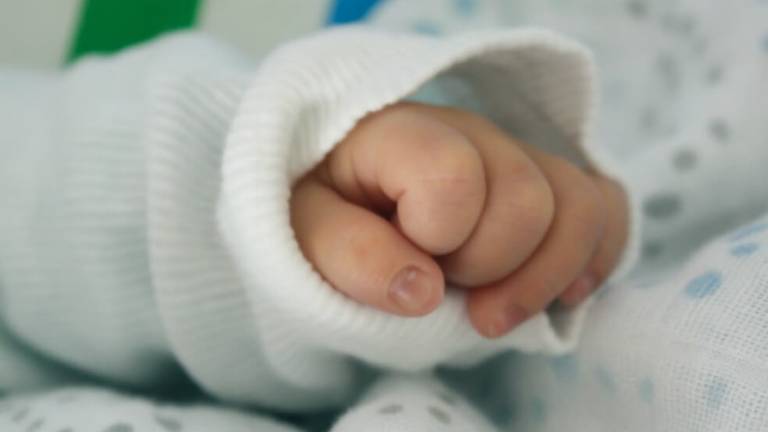 Madre con muerte cerebral da a luz a una niña