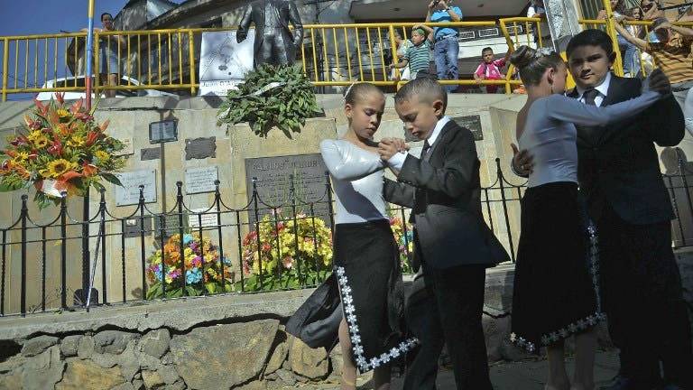 Medellín le rinde homenaje a Gardel en una avenida