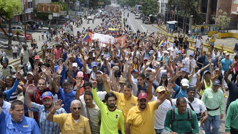 Oposición venezolana presiona a Maduro con &quot;plantón&quot; en las calles