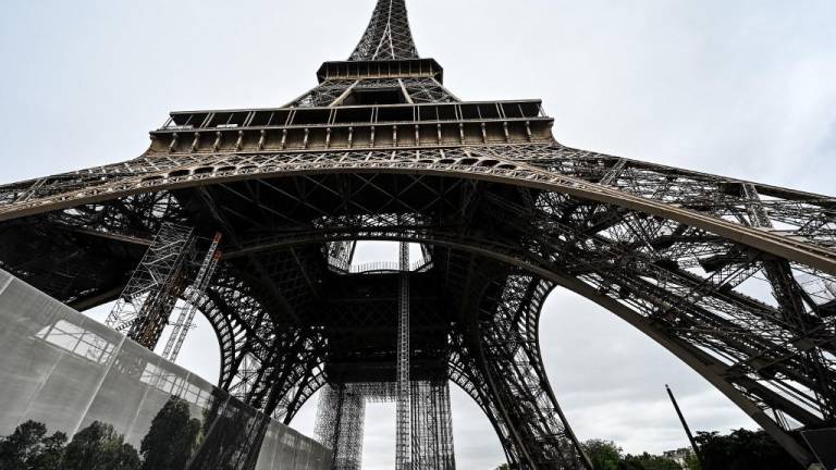 La Torre Eiffel de París vuelve a recibir turistas después de su cierre hace ocho meses