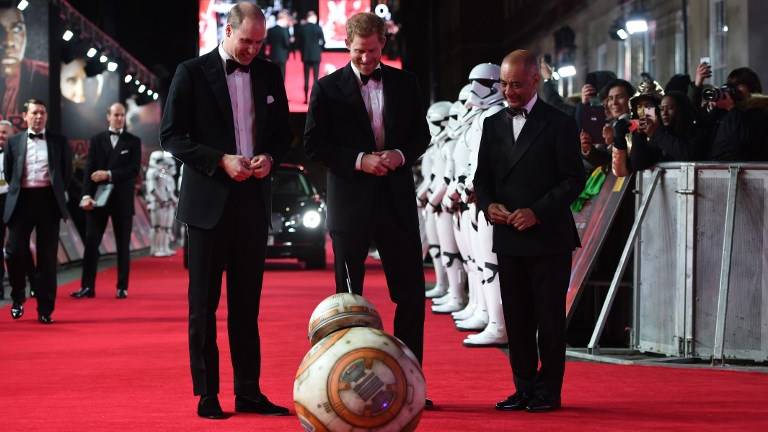 Príncipes Guillermo y Enrique asisten a estreno de &quot;Star Wars&quot;