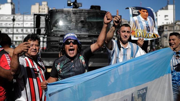 Buenos Aires en alerta por &quot;riesgo epidemiológico&quot; de covid-19 por funeral de Diego Armando Maradona