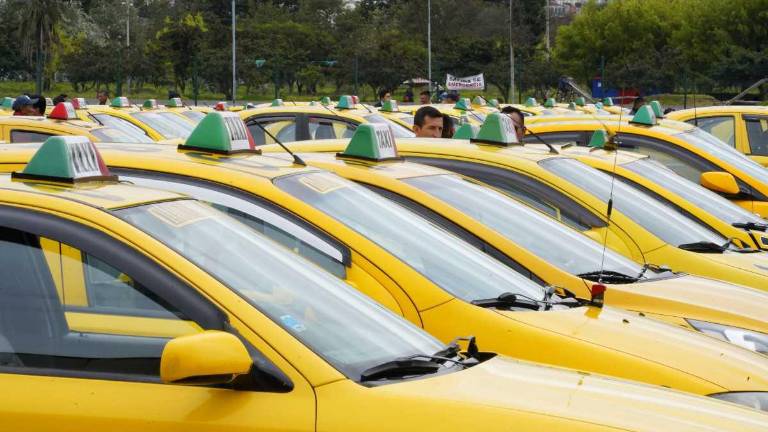 Taxistas de Pichincha firman una alianza con Uber para impulsar Uber Taxi en Quito