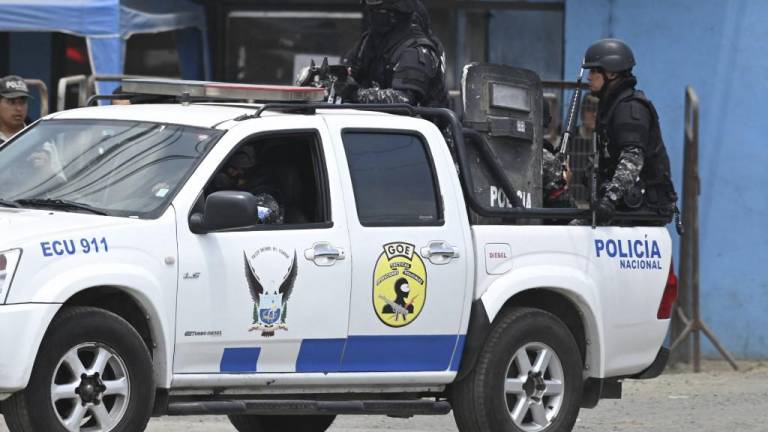 Mujer es asesinada dentro de un patrullero en Guayaquil: había pedido a los policías que la llevaran a su casa