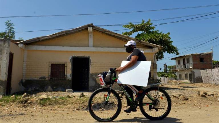 En bici y con pizarra, la maestra ecuatoriana que pedalea a diario para dar clases a niños sin internet