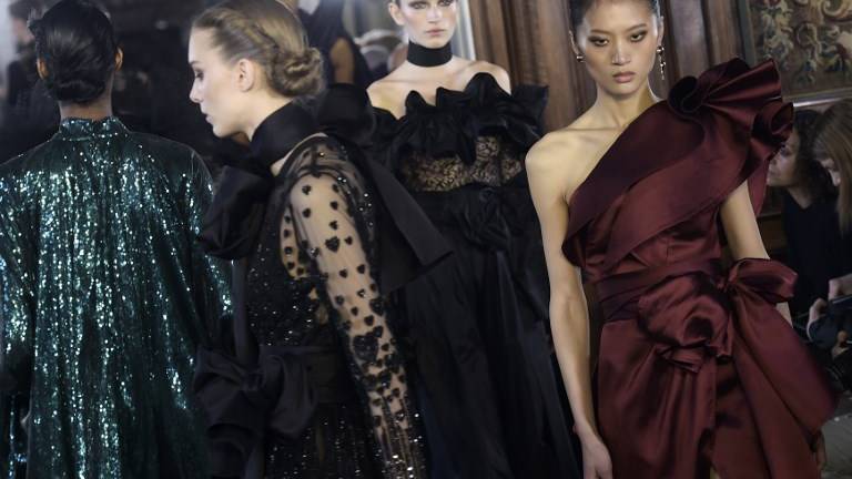 La pasarela parisina redescubre la silueta femenina
