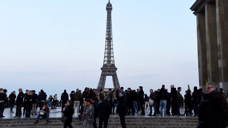 Prisa de EI en reivindicar atentado de París plantea dudas