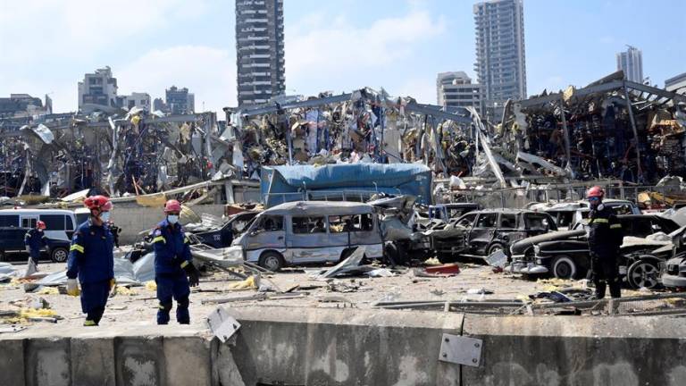 Presidente libanés alerta posibilidad de que un misil o una bomba causara las explosiones de Beirut
