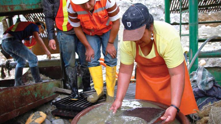Minería artesanal en Ecuador con nuevo instructivo de permisos para actividad