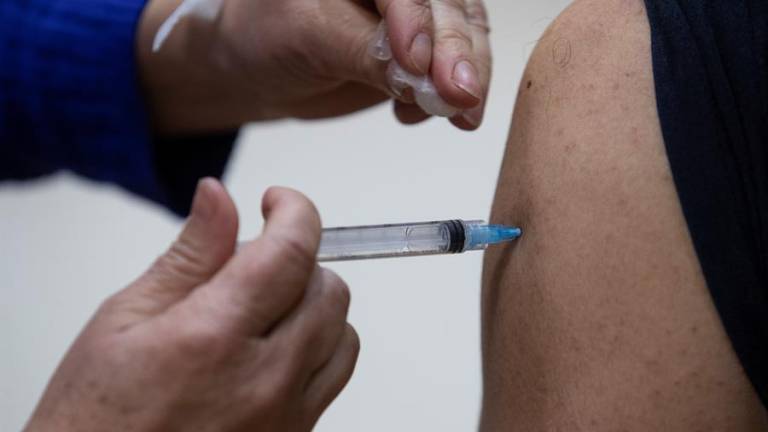 Pfizer-BioNTech dice su vacuna tiene 100 % de efectividad en adolescentes