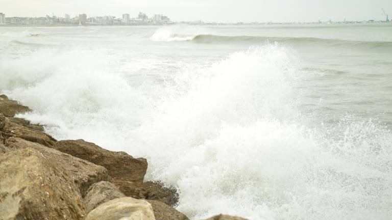 El oleaje afecta a las playas de Ecuador y el norte de Perú. Salinas y Manta reportan afectaciones.