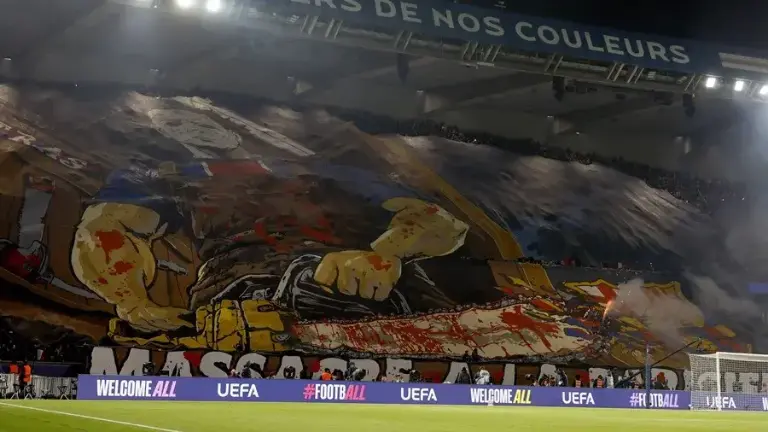 Pancarta lanzada por los aficionados del PSG al recibir al FC Barcelona por Champions League.