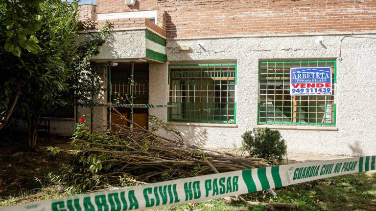 Exterior del inmueble de Azuqueca de Henares donde este domingo se reunió un grupo de jóvenes que resultaron intoxicados