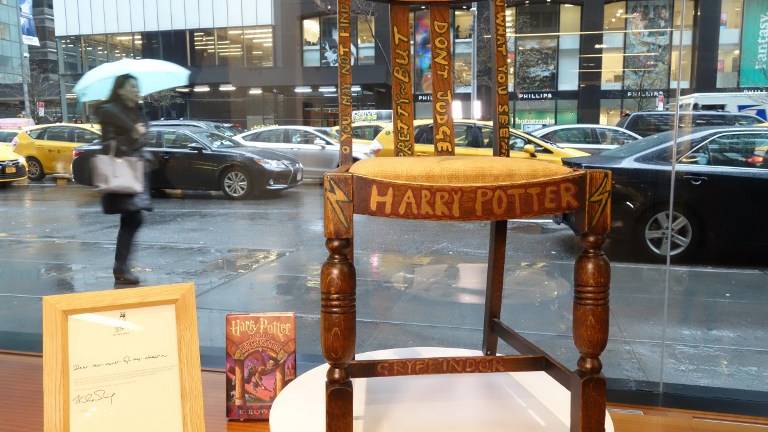 Subastan silla que usó J.K. Rowling para escribir Harry Potter