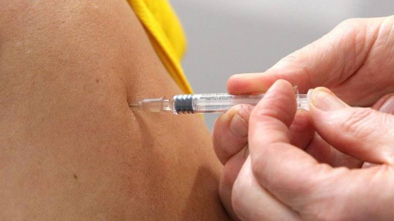 Oxford y AstraZeneca reanudan ensayos de vacuna contra COVID-19: ¿Qué se sabe sobre la reacción adversa en un voluntario?