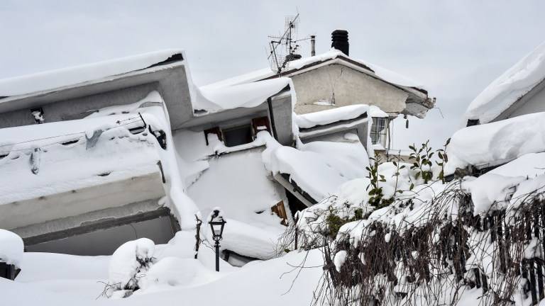 Dos muertos y unos 30 desaparecidos en alud en Italia