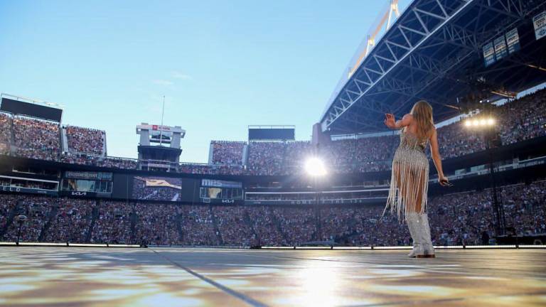 Fotografía de Taylor Swift de pie ante más de 70 mil fanáticos en la Lumen Field de Seattle.