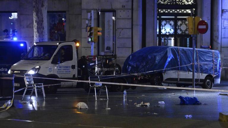 Policía abate a "4 presuntos terroristas" en Barcelona