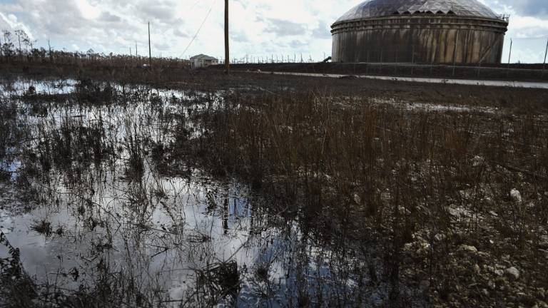 El huracán Dorian se fue dando un macabro golpe final: un derrame petrolero de la noruega Equinor. Foto: AFP.