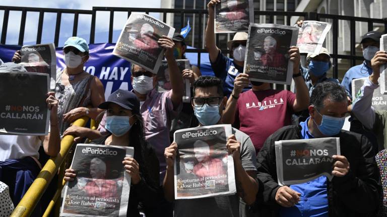 Comunicadores de Guatemala protestan por arresto de periodista